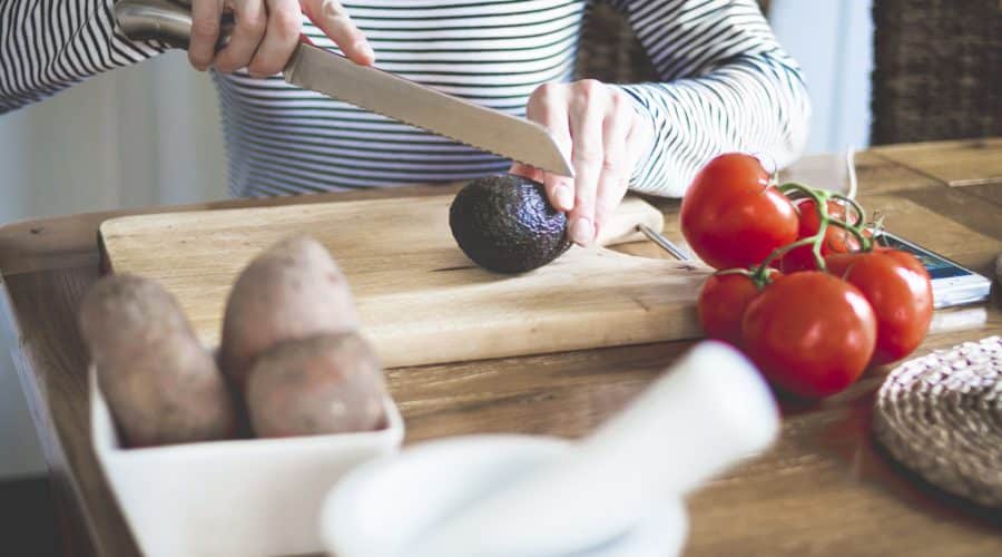Comment bien couper un avocat en 4 étapes simples